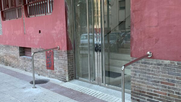 Barandillas que dificultan paso de peatones en una calle de Granada