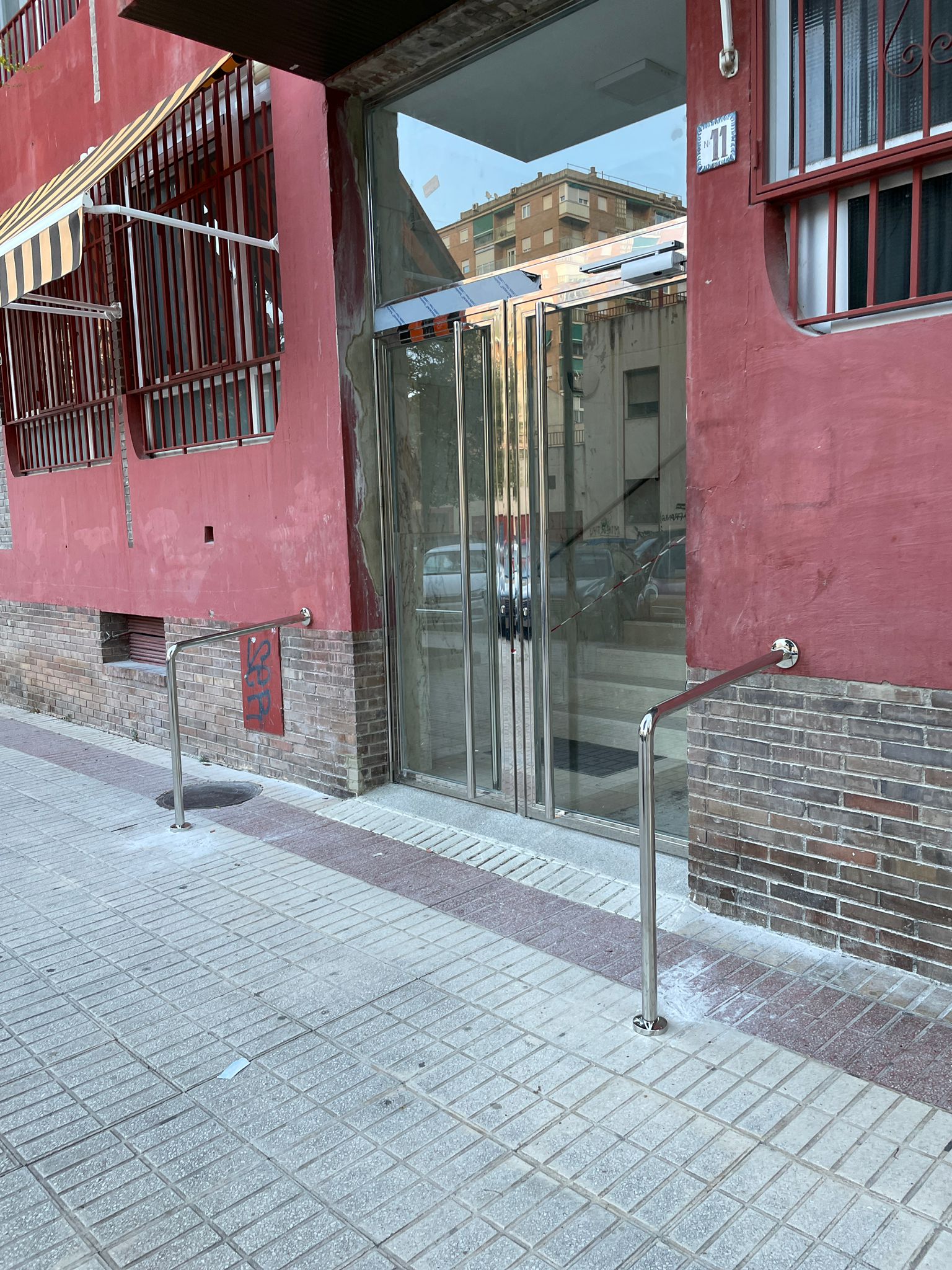 Barandillas que dificultan paso de peatones en una calle de Granada