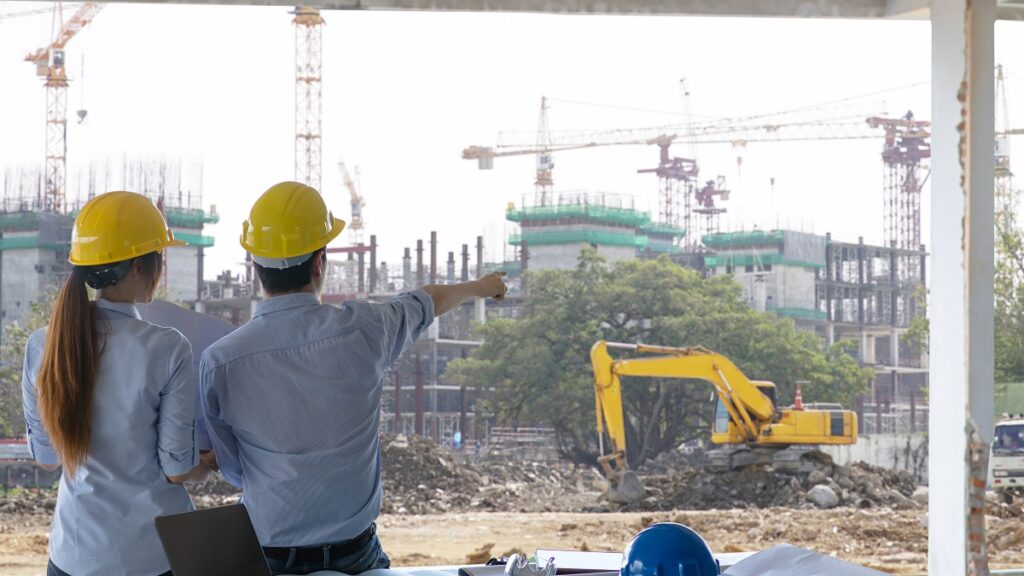 Reunión de un grupo de ingenieros y trabajadores en obra