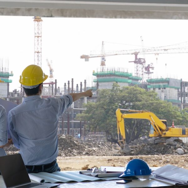 Reunión de un grupo de ingenieros y trabajadores en obra