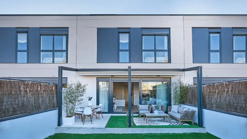 Jardin y porche de una vivienda en una promocion industrializada