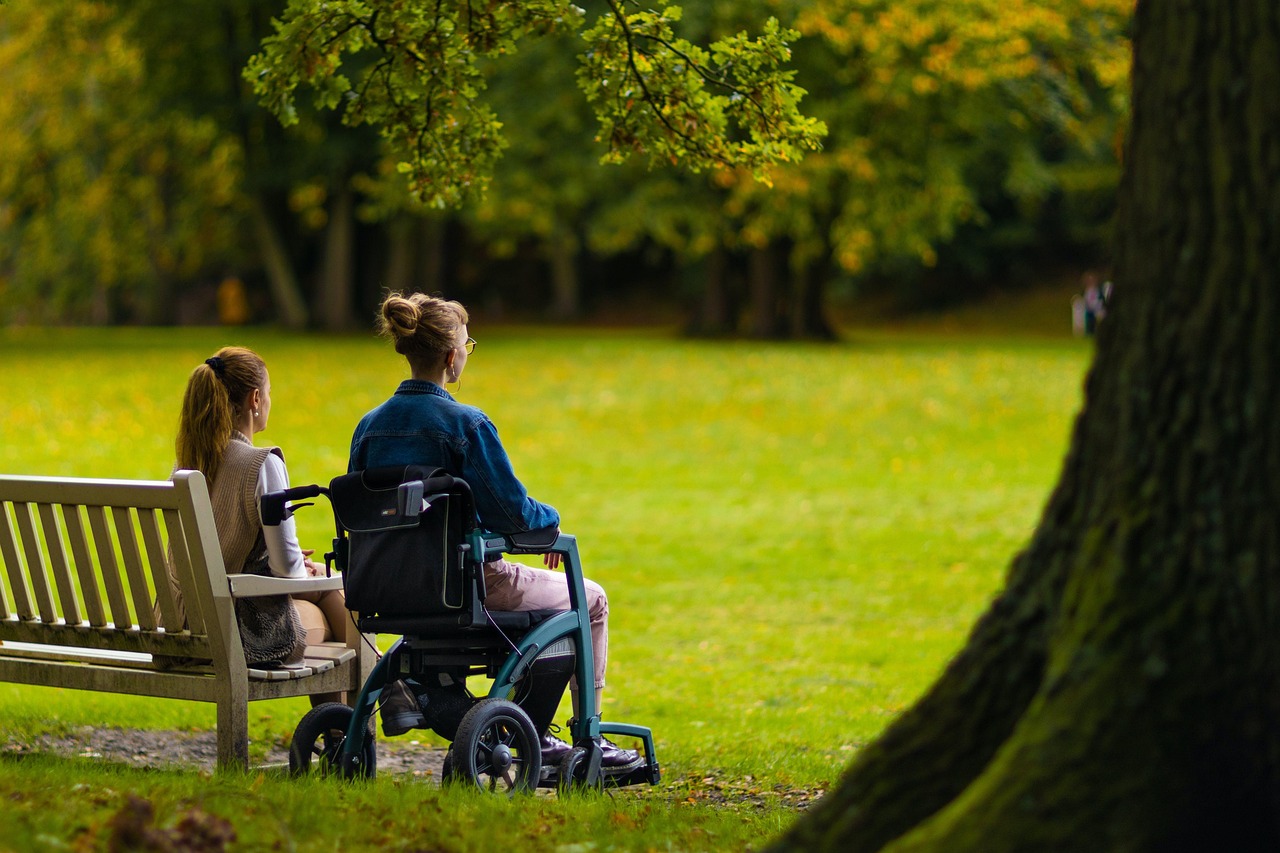 Imagen de un entorno accesible con personas de diferentes capacidades