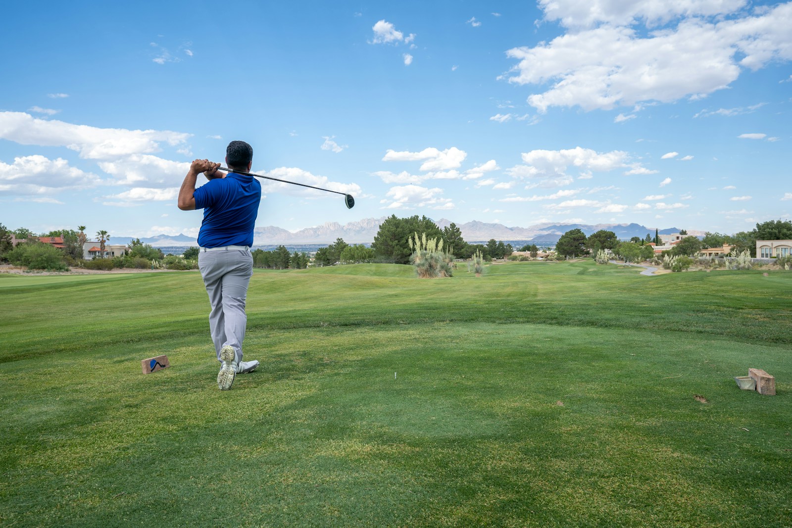 Campo de golf con paneles solares y turbinas eólicas para energías renovables