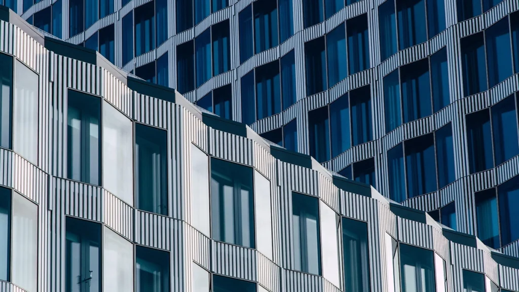 Ventana de perfiles de PVC en edificio sostenible.