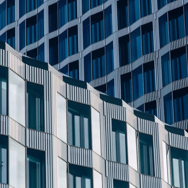 Ventana de perfiles de PVC en edificio sostenible.