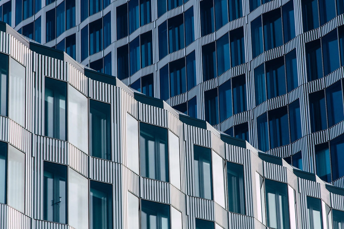 Ventana de perfiles de PVC en edificio sostenible.