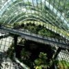Edificio con vegetación integrada y tecnologías sostenibles, representando la arquitectura regenerativa.