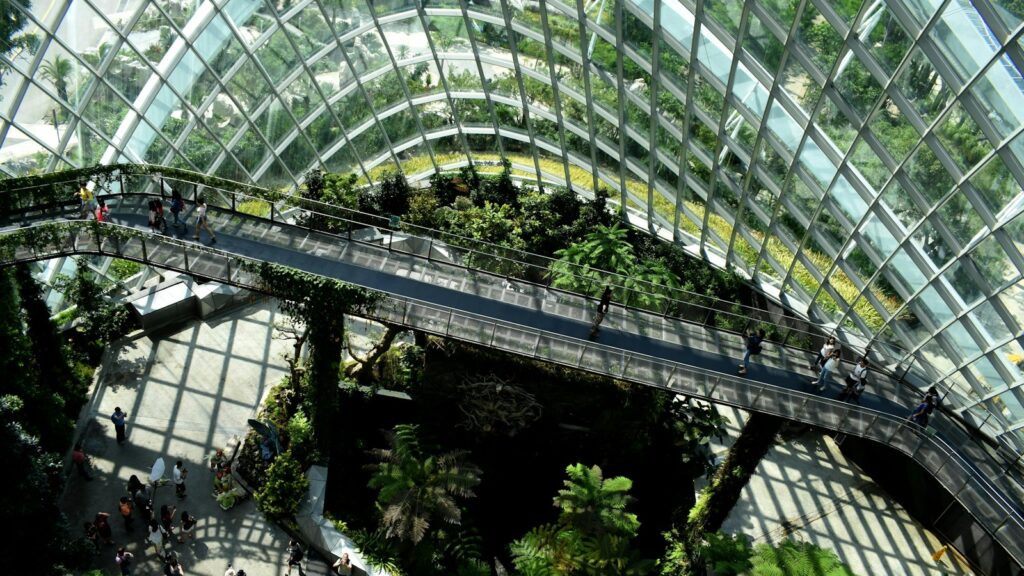Edificio con vegetación integrada y tecnologías sostenibles, representando la arquitectura regenerativa.