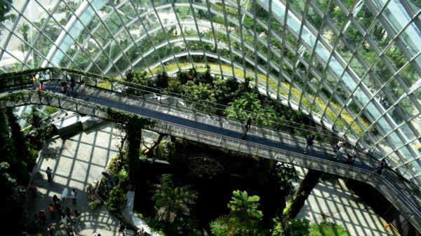 Edificio con vegetación integrada y tecnologías sostenibles, representando la arquitectura regenerativa.