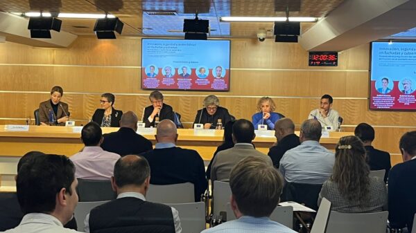 Participantes en la ornada sobre propagación incendios fachadas regulación seguridad S2E