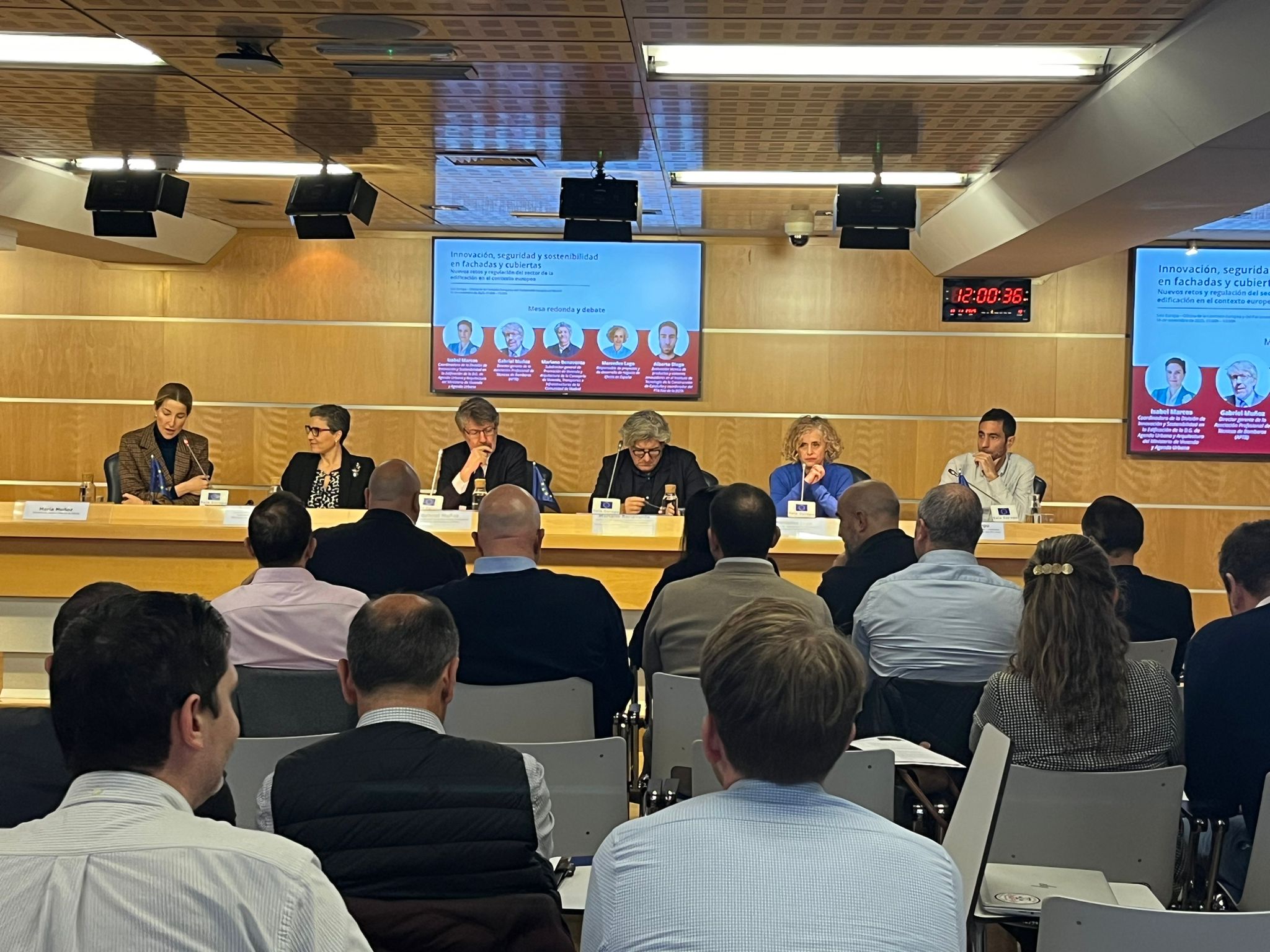 Participantes en la ornada sobre propagación incendios fachadas regulación seguridad S2E