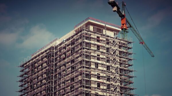 Empresa de rehabilitación de edificios aplicando mejoras de eficiencia energética y fachada SATE en bloque residencial