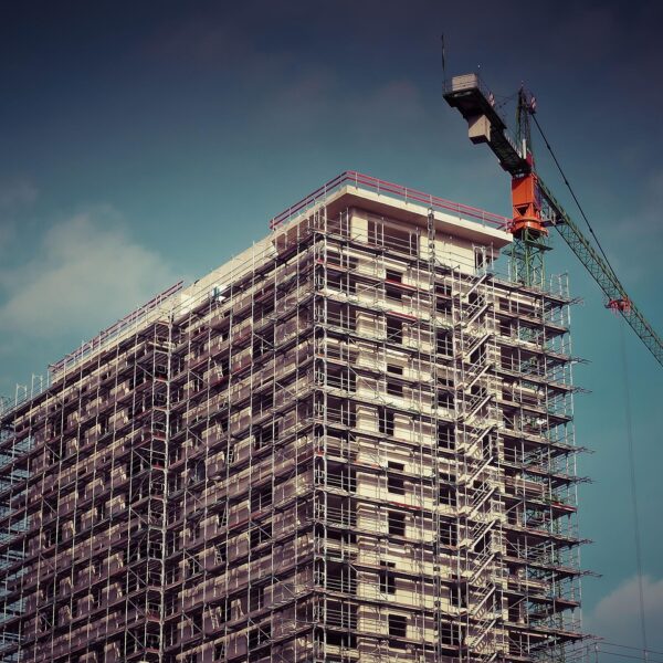 Empresa de rehabilitación de edificios aplicando mejoras de eficiencia energética y fachada SATE en bloque residencial