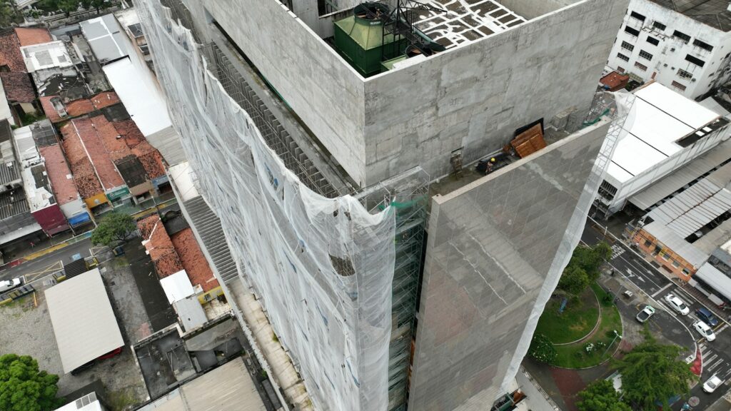 Fachada de edificio en España realizando una rehabilitación energética