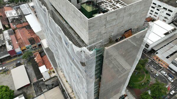 Fachada de edificio en España realizando una rehabilitación energética