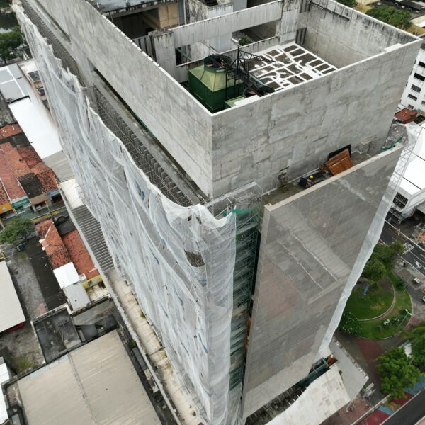 Fachada de edificio en España realizando una rehabilitación energética