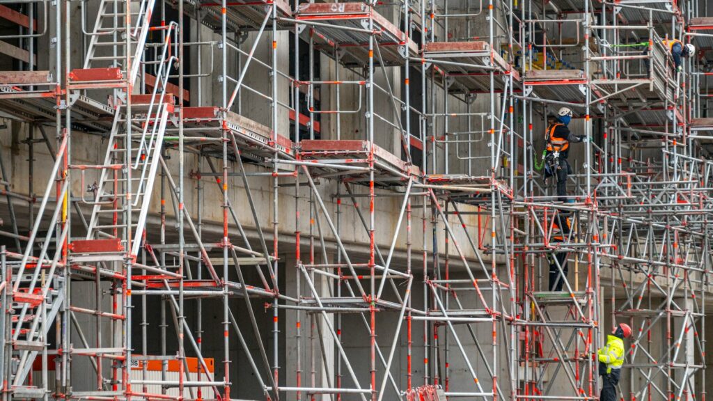 Un operario de construcción en un andamio