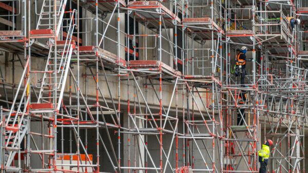 Un operario de construcción en un andamio