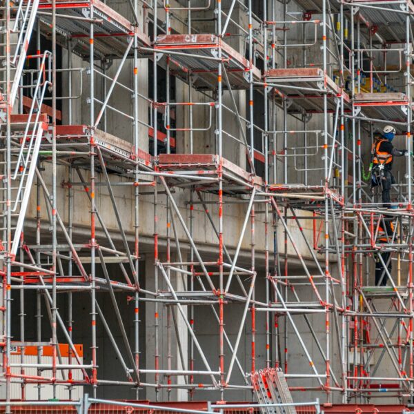 Un operario de construcción en un andamio