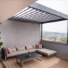 Terraza moderna con pérgola de aluminio y plantas para ganar privacidad en el exterior.