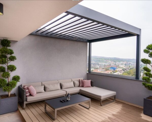 Terraza moderna con pérgola de aluminio y plantas para ganar privacidad en el exterior.