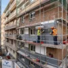 Operarios instalando aislamiento térmico en la fachada de un edificio