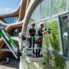 Instalación de fachadas biofotovoltaicas utilizando una plataforma elevadora articulada