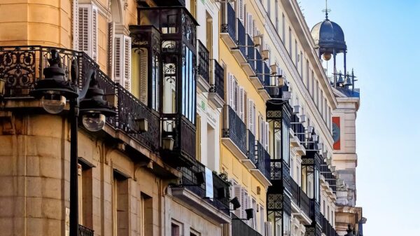 fachada de un edificio en España
