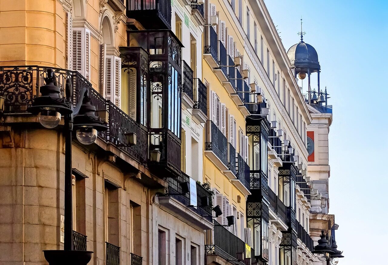 fachada de un edificio en España
