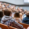 aula con estudiantes universitarios