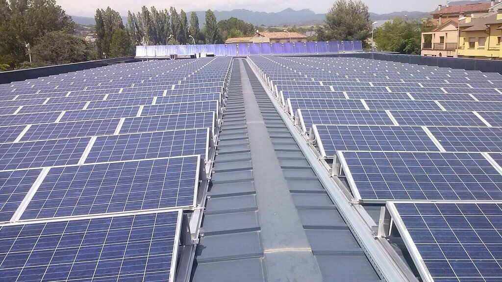 Instalación de placas solares en cubiertas industriales con capas de protección contra incendios