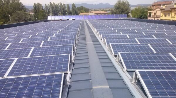 Instalación de placas solares en cubiertas industriales con capas de protección contra incendios
