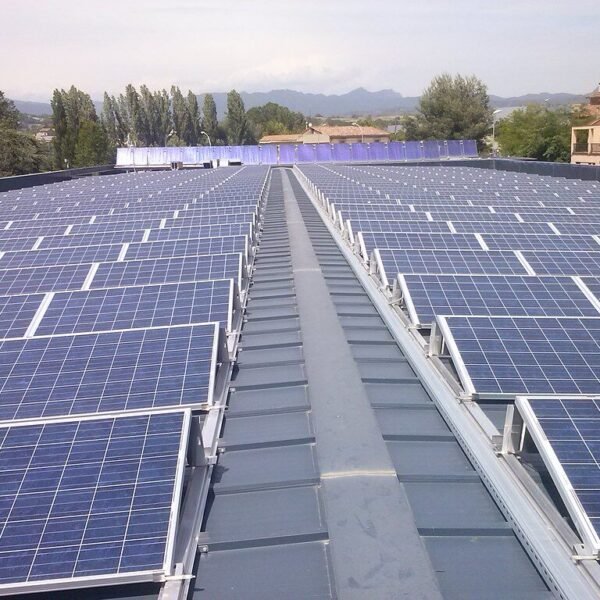 Instalación de placas solares en cubiertas industriales con capas de protección contra incendios