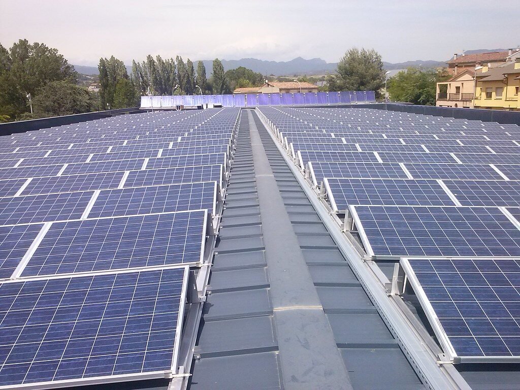 Instalación de placas solares en cubiertas industriales con capas de protección contra incendios