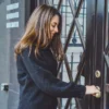 una mujer entra al portal de su edificio