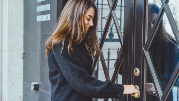 una mujer entra al portal de su edificio