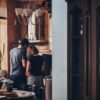 Una pareja haciendo tareas en su casa