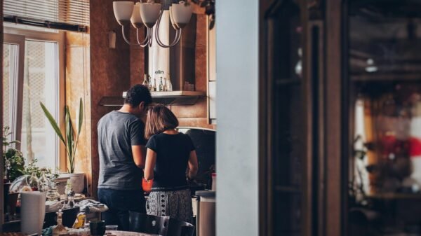 Una pareja haciendo tareas en su casa
