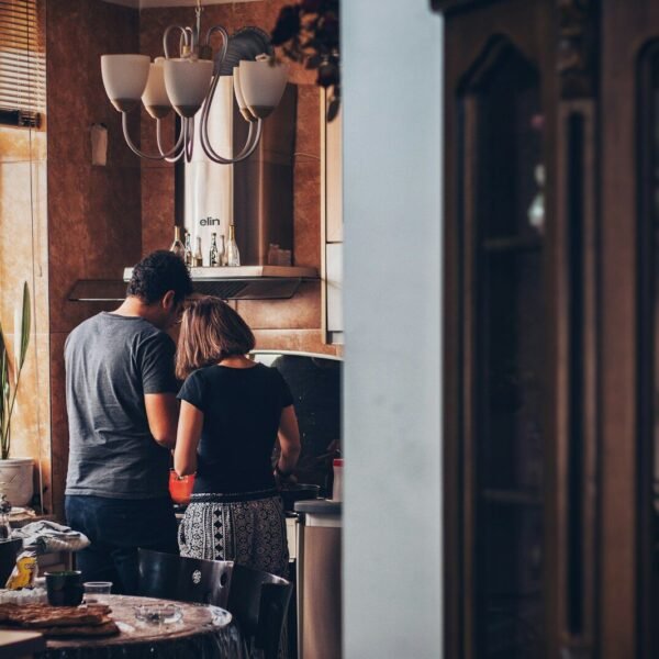 Una pareja haciendo tareas en su casa