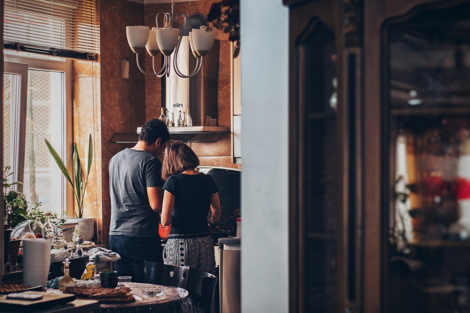 Una pareja haciendo tareas en su casa